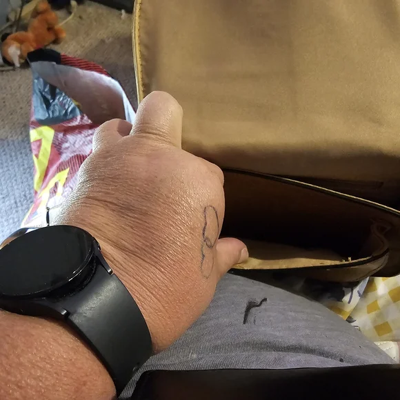 Elegant Tan Leather Crossbody Bag - Picture 6 of 9